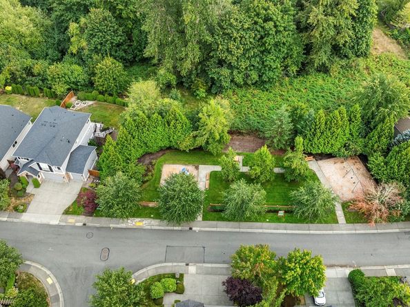 27519 SE 28th Place, Sammamish WA 98075