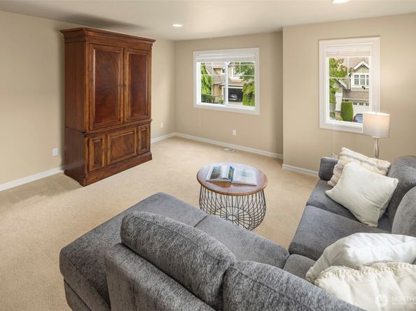 27519 SE 28th Place, Sammamish WA 98075