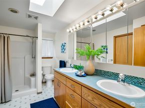 2210 N 184th Street, Shoreline WA 98133