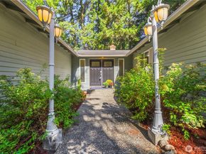 15604 SE 42nd Place, Bellevue WA 98006