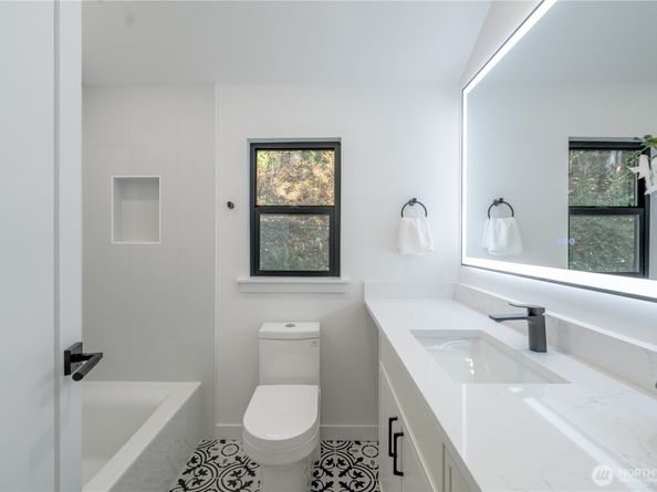 24926 SE Mirrormont Boulevard, Issaquah WA 98027