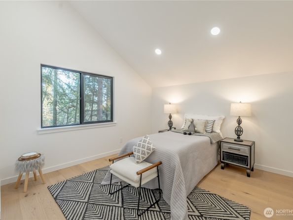 24926 SE Mirrormont Boulevard, Issaquah WA 98027