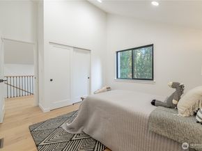 24926 SE Mirrormont Boulevard, Issaquah WA 98027