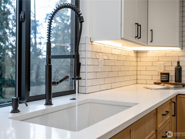 24926 SE Mirrormont Boulevard, Issaquah WA 98027