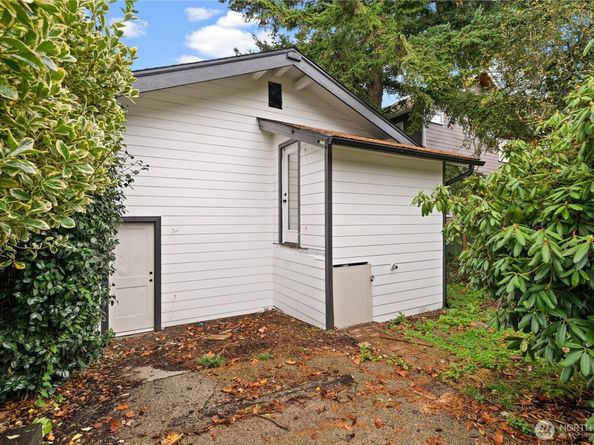 2212 N 46th Street, Seattle WA 98103