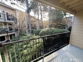 19851 25th Avenue NE 204, Shoreline WA 98155