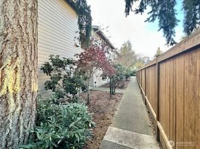 19851 25th Avenue NE 204, Shoreline WA 98155