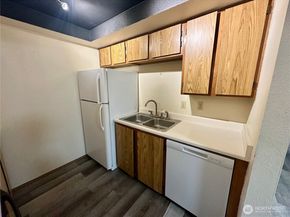 19851 25th Avenue NE 204, Shoreline WA 98155