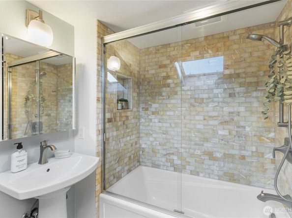 14026 Riviera Place NE, Seattle WA 98125