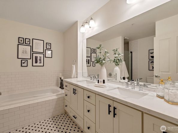 900 Aurora Avenue N 204, Seattle WA 98109