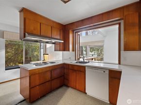 16051 SE 16th Street, Bellevue WA 98008