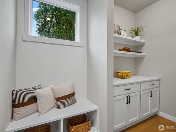 1720 S Lake Stickney Drive, Lynnwood WA 98087