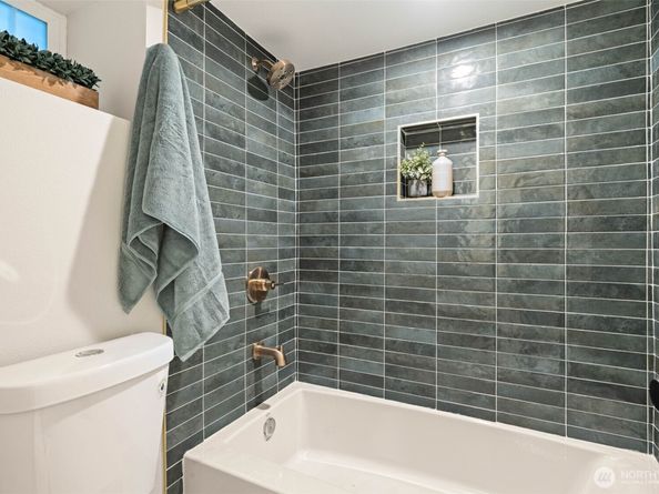 6317 14th Avenue NE, Seattle WA 98115