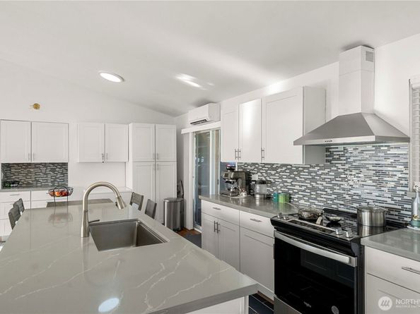 304 S 213th Street, Des Moines WA 98198