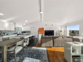 304 S 213th Street, Des Moines WA 98198