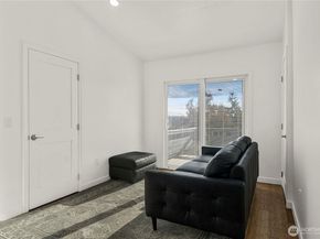 304 S 213th Street, Des Moines WA 98198