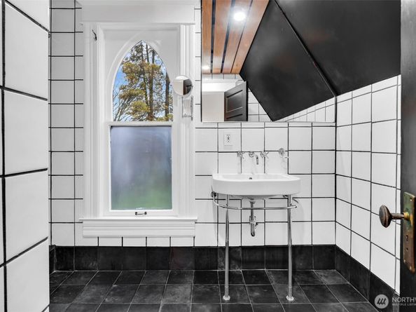 828 23rd Avenue, Seattle WA 98122