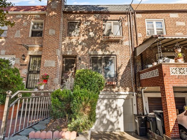 75-27 Furmanville Avenue, Queens NY 11379