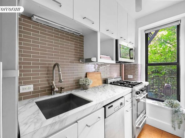 319 West 18th Street 1F, New York NY 10011