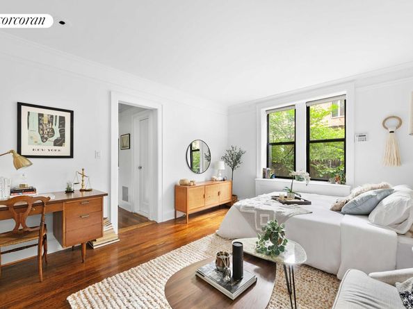 319 West 18th Street 1F, New York NY 10011