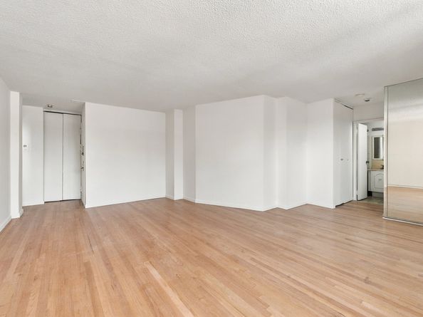 200 East 24th Street 1801, New York NY 10010