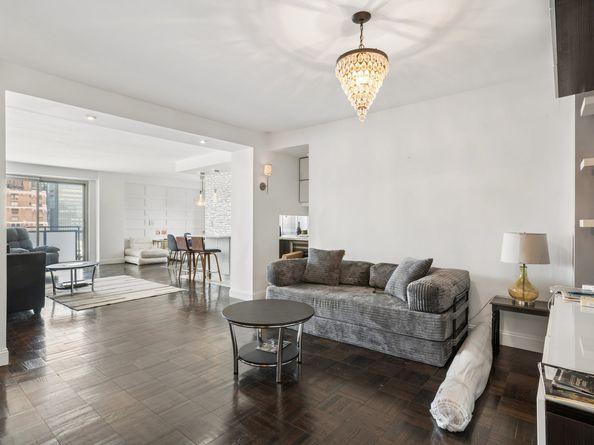 300 East 40th Street 31C, New York NY 10016