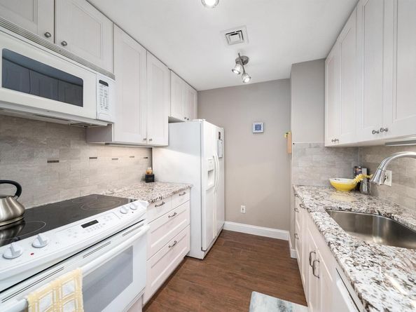 201 Shearwater Ct West 33, Jersey City NJ 07305