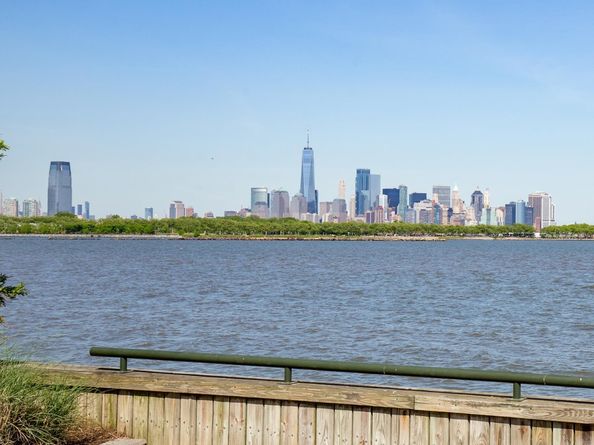 201 Shearwater Ct West 33, Jersey City NJ 07305