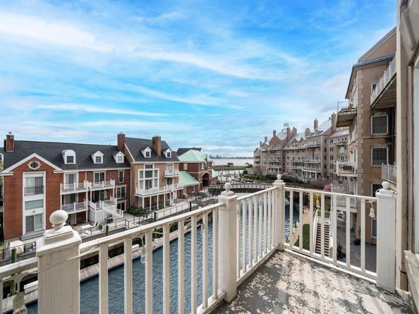 201 Shearwater Ct West 33, Jersey City NJ 07305