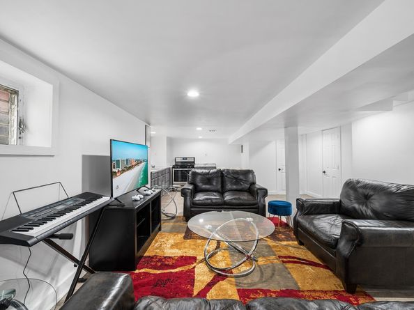 725 4th St, Secaucus NJ 07094