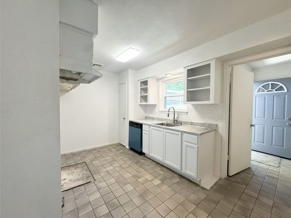 1911 Sherwood Forest Street 17, Houston TX 77043