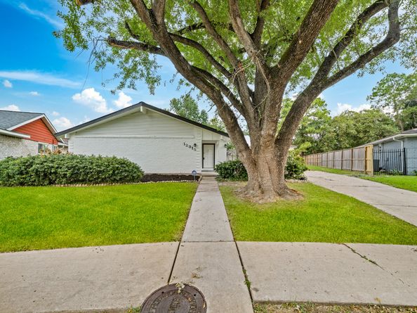 12315 Scarcella Lane, Meadows Place TX 77477