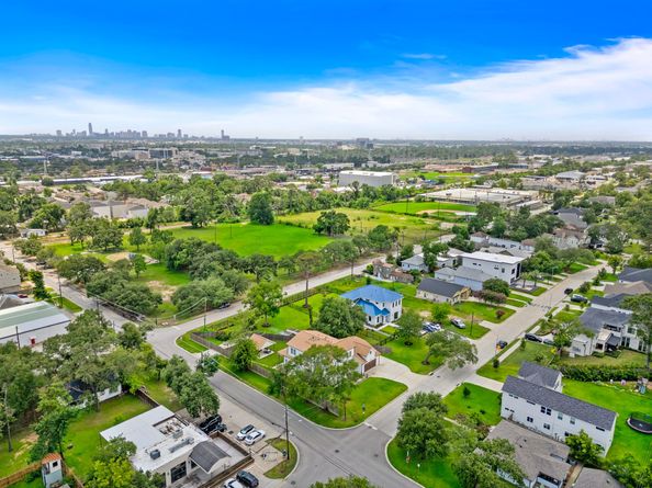1003 Wakefield Drive, Houston TX 77018