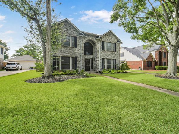 126 Shadow Wood Drive, Sugar Land TX 77498