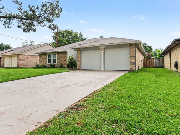 2431 Tall Ships Drive, Friendswood TX 77546