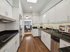 10 S Briar Hollow Lane 87, Houston TX 77027