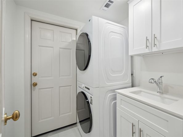 10 S Briar Hollow Lane 87, Houston TX 77027