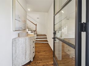 10 S Briar Hollow Lane 87, Houston TX 77027