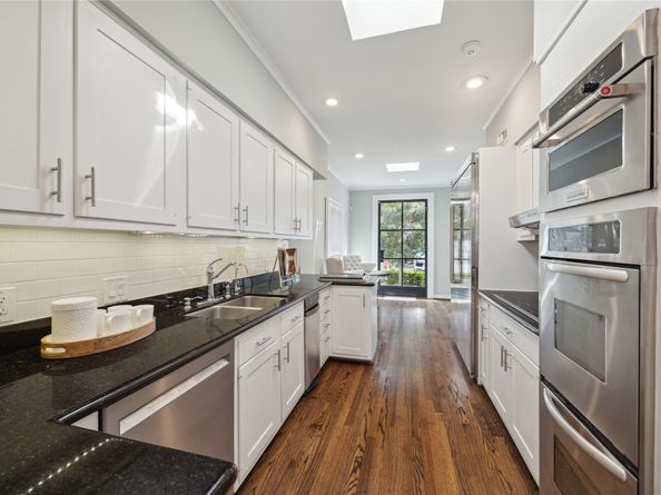 10 S Briar Hollow Lane 87, Houston TX 77027