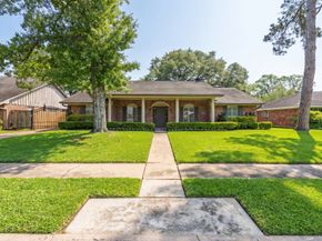 5350 Dumfries Drive, Houston TX 77096