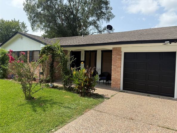 8823 Shadow Crest Street, Houston TX 77074