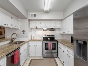 2101 Fountain View Drive 62, Houston TX 77057