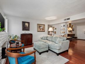 2101 Fountain View Drive 62, Houston TX 77057