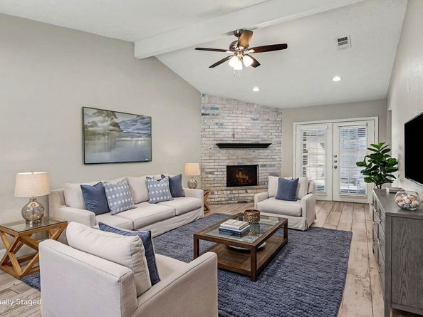 34 E Wandering Oak Drive, The Woodlands TX 77381