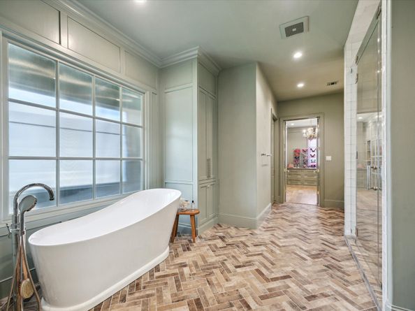 121 Memorial Parkview Drive, Houston TX 77024