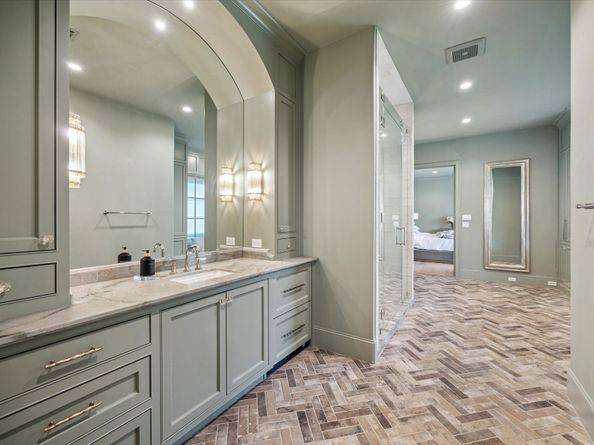 121 Memorial Parkview Drive, Houston TX 77024