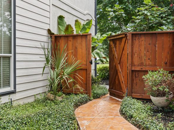 919 Worthshire Street, Houston TX 77008