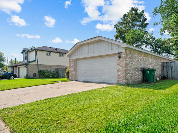 12007 Longbrook Drive, Houston TX 77099