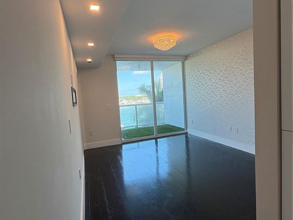 10 Venetian Way 502, Miami Beach FL 33139