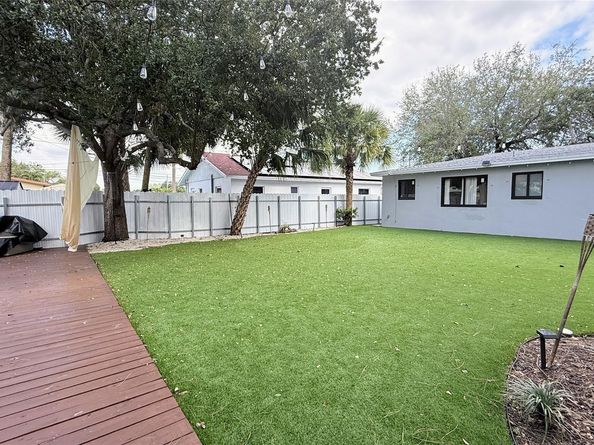 433 NW 15th Way, Fort Lauderdale FL 33311